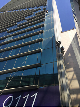 喜迎國慶，“蜘蛛俠”給中企大廈添風采