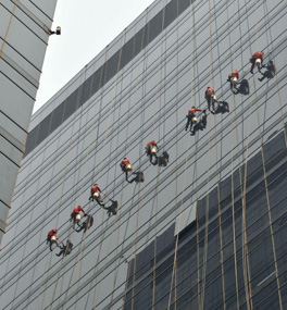 高空外墻清洗中，安全員現(xiàn)場檢查的要點(diǎn)是什么？