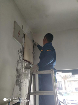 房間墻壁滲水發(fā)霉潮濕怎么處理？