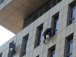 建筑物如何進(jìn)行高空外墻清洗呢？