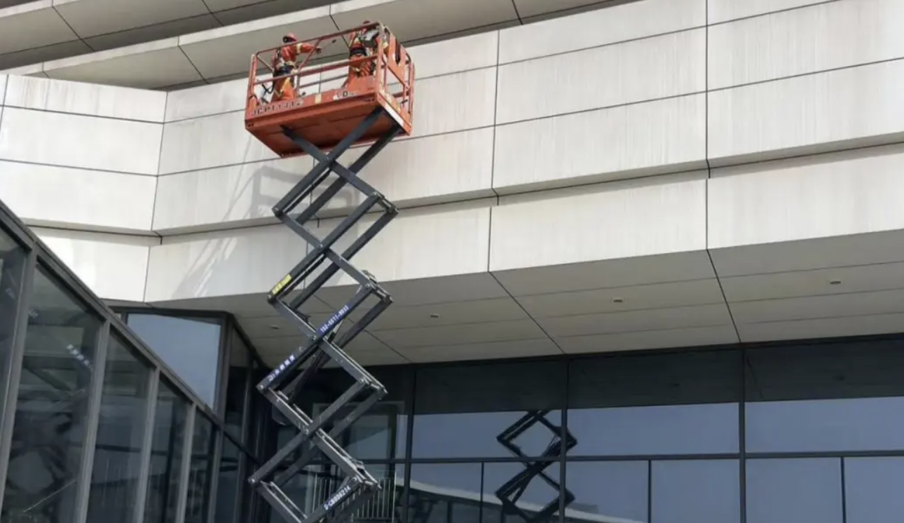 每周系列:守護(hù)城市天際線|專業(yè)高空保潔在行動?